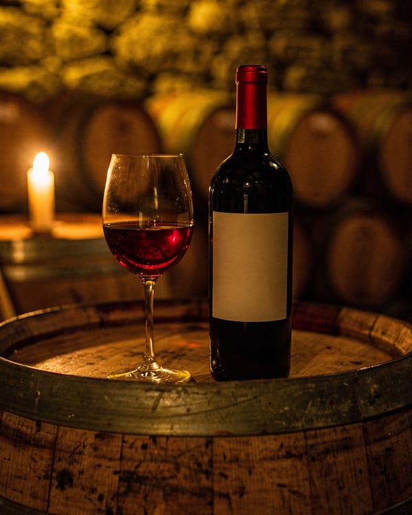 Botella de vino en bodega